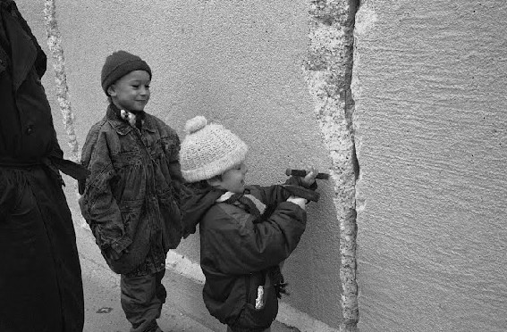 Berliner Mauer : Diruntuhkan Angin Perubahan images