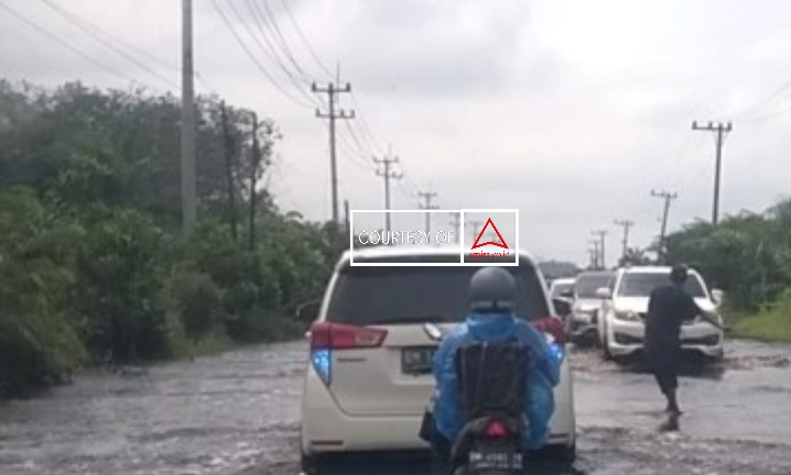 Banjir, Antrian Kendaraan Memanjang di Pelalawan images