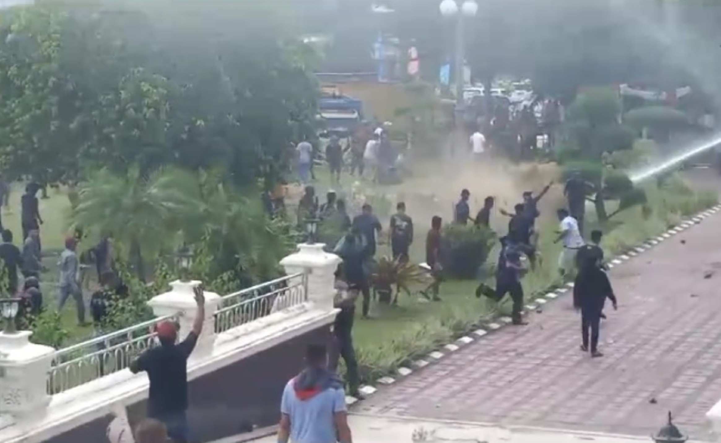 Masih Dicari, Perusak Kantor Gubernur images
