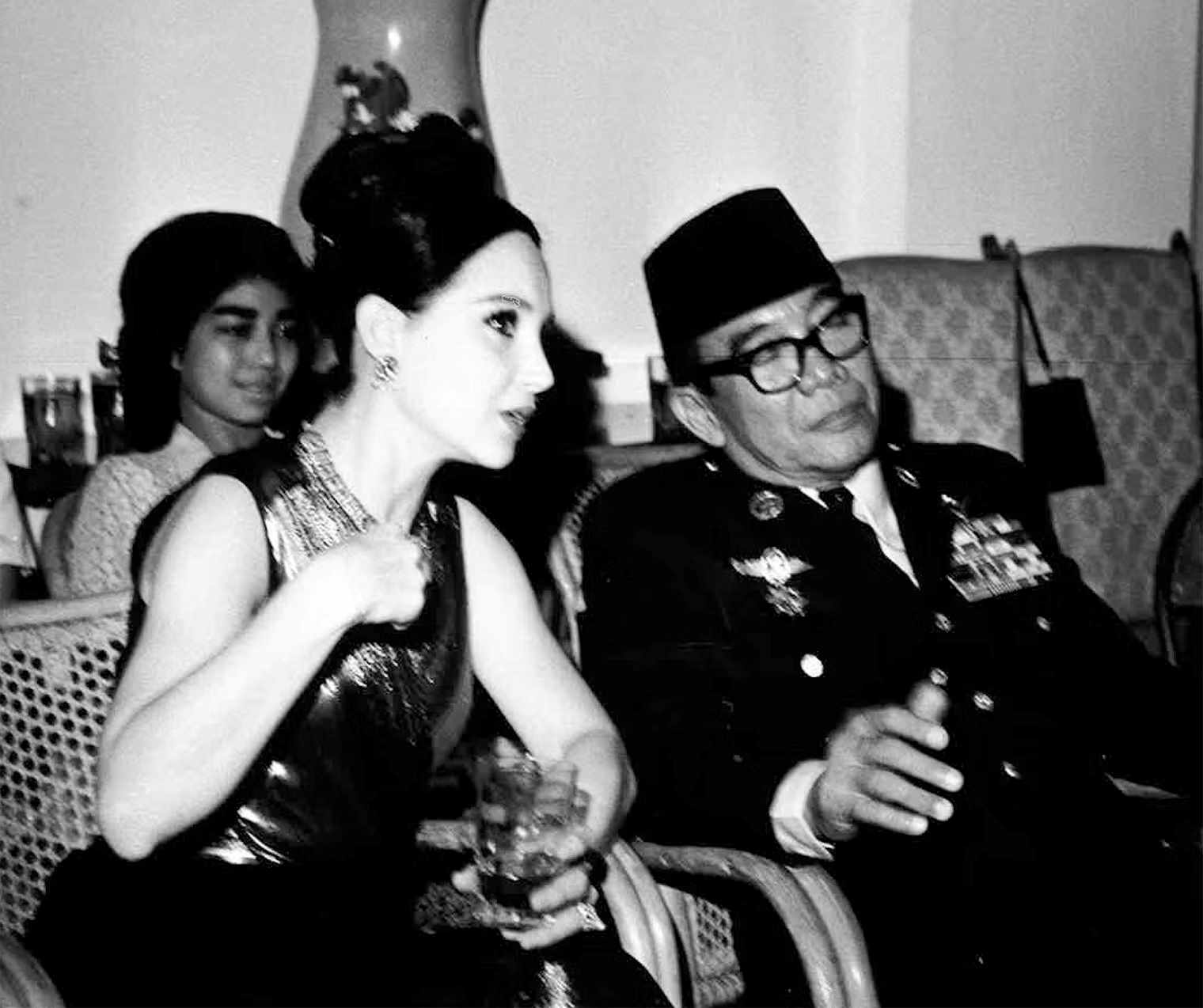 Cindy Adams, Dan Trik Soekarno images