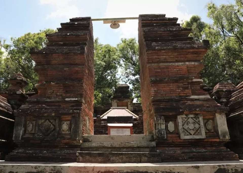Gunung Yang Berselimut Kabut images