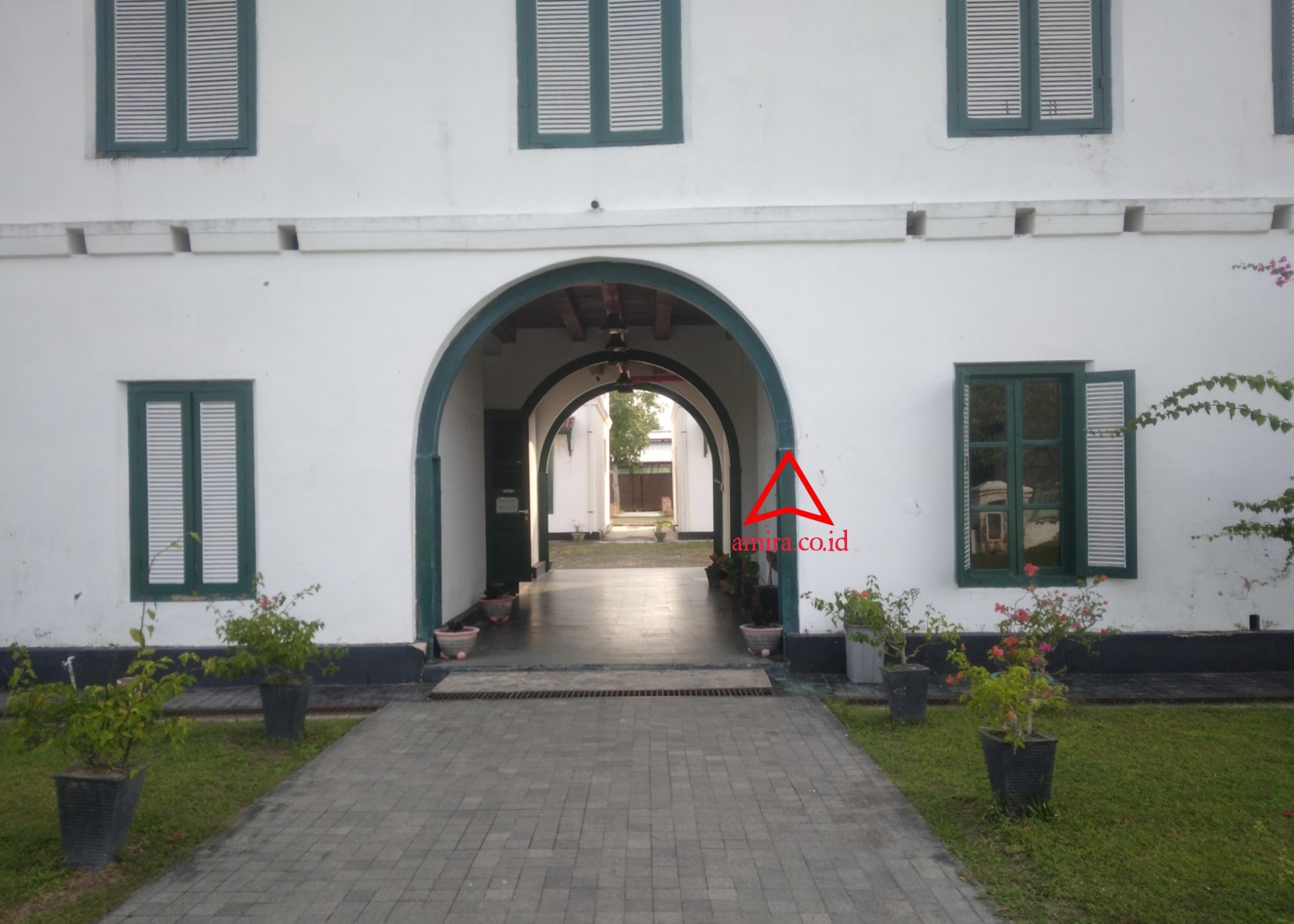 amira gambar berita interaktif