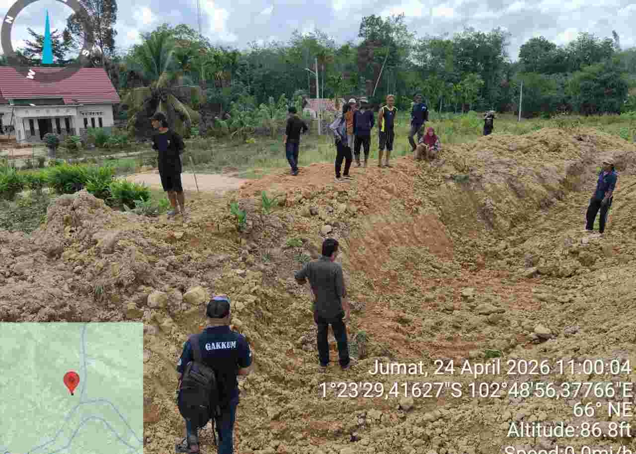 Darurat; Warga Desa Bukit Bakar Terisolasi images