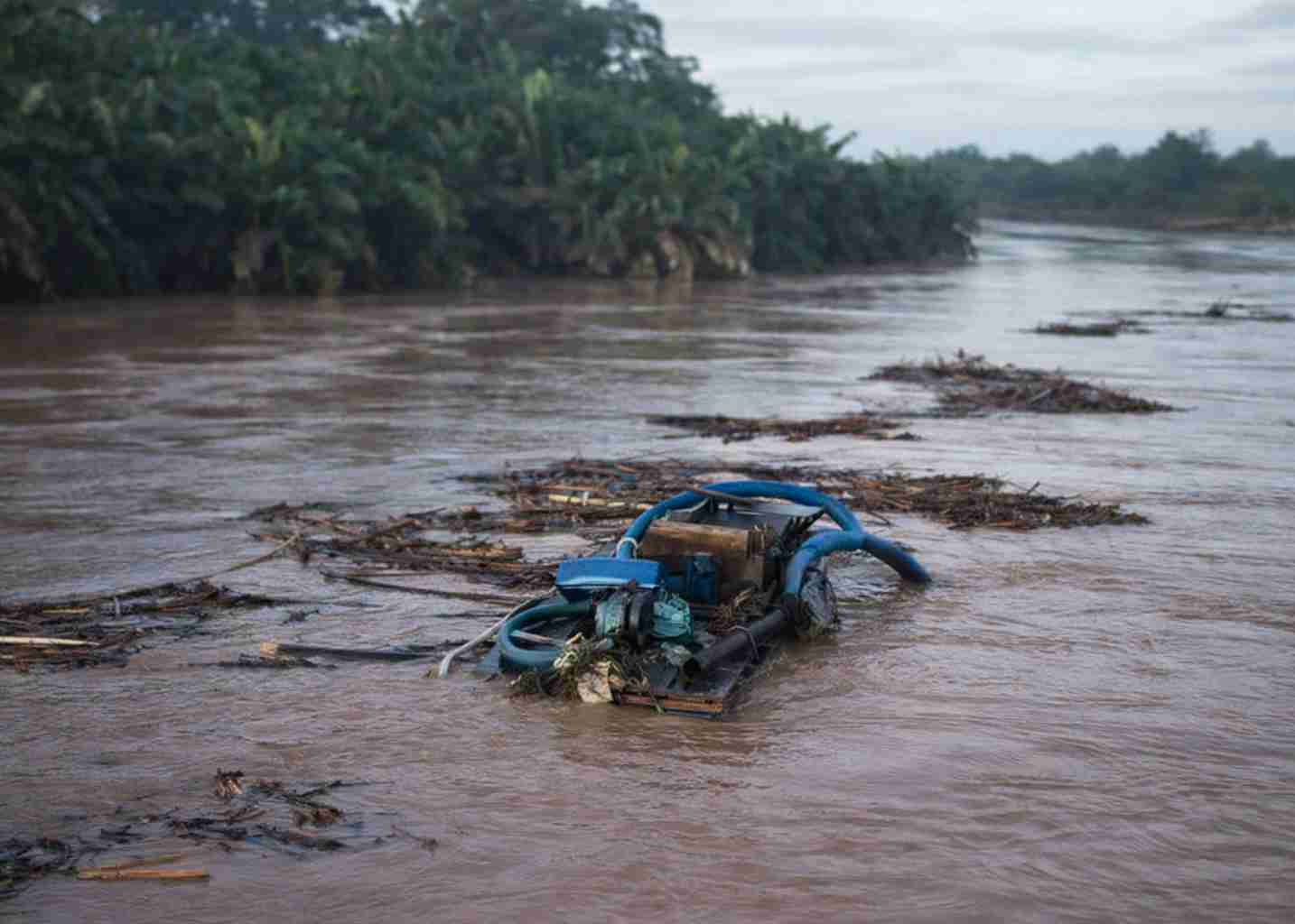 Hanyutnya Mesin Dompeng Dan Kayu Gelondongan images